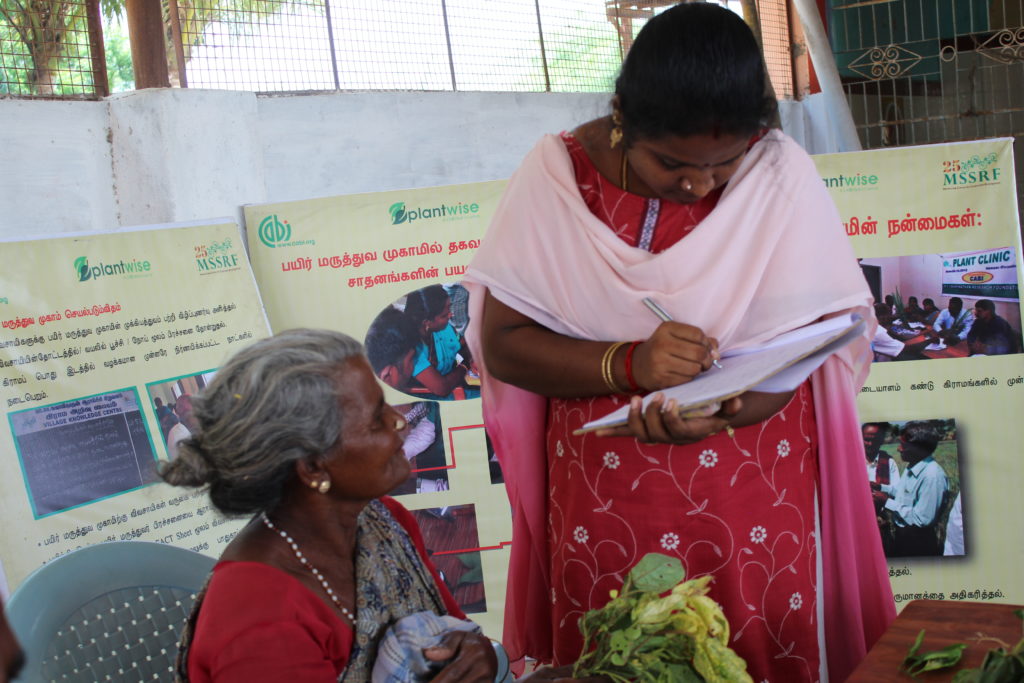 Women farmers at plant clinic in Thirumalairayasamuthiram village, India