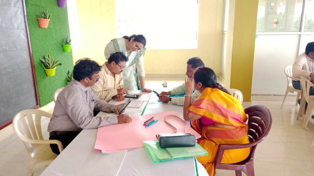 A workshop in India demonstrating the CABI digital tools