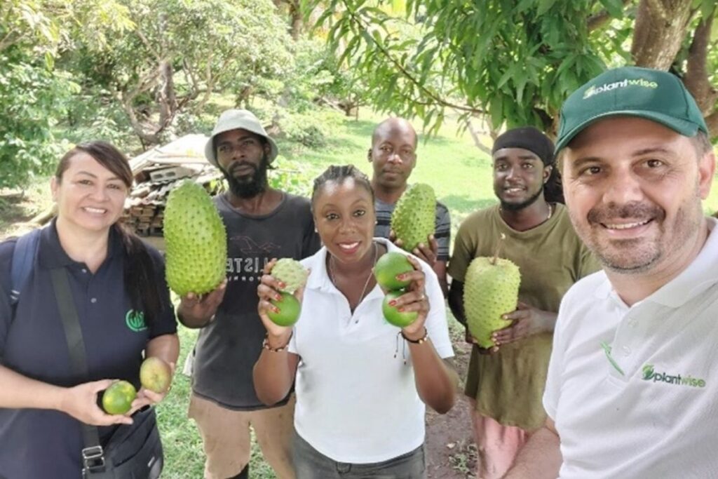 Yelitza Colmenarez (left) during a technical field visit in Grenada. Capacity building and technology transfer to technicians and farmers are essential for the sustainable management of key pests such as Croton Scale.