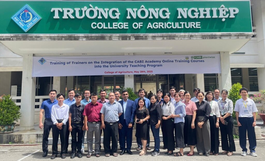 Group photo of ToT participants at Can Tho University, including faculty members and representatives from the Provincial Plant Production and Protection Department.