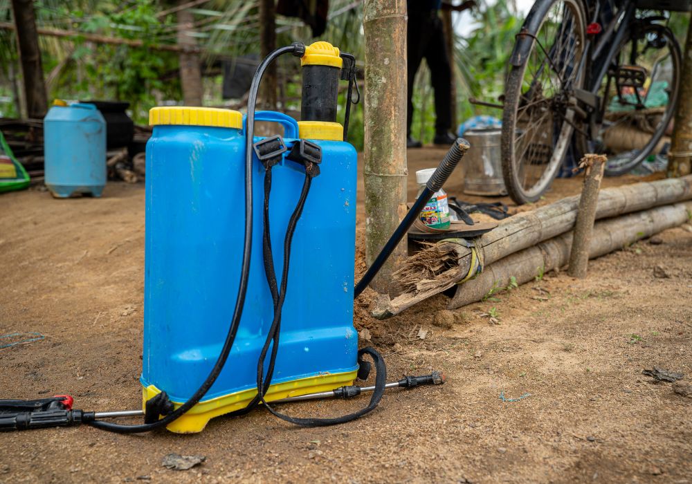 A spray knapsack ready for use