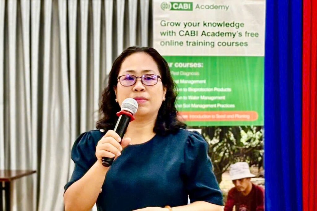 Dr Van, a lecturer at An Giang University in Vietnam introduces the CABI Academy to students