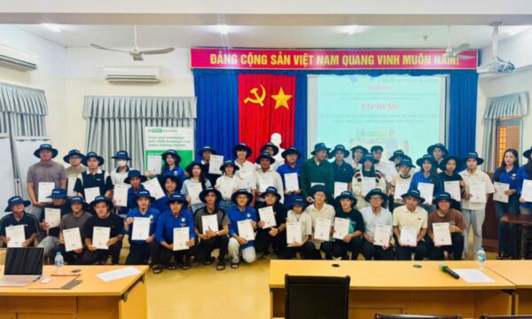 University students from An Giang university show their CABI Academy certificates